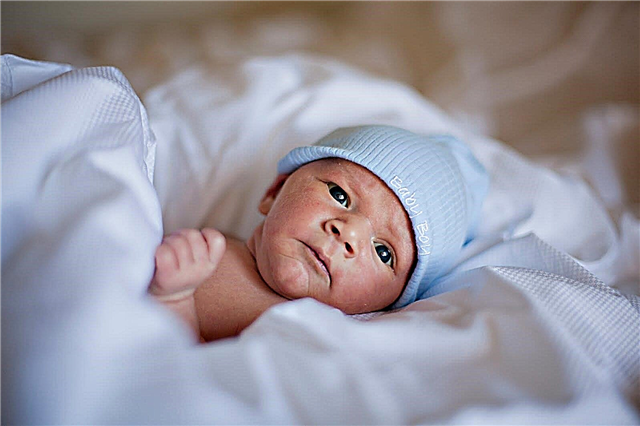 Når øynene til en nyfødt åpnes, hvorfor er de overskyet?