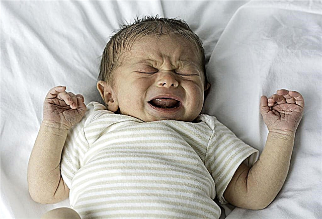 赤ちゃんは夜はよく眠れません-それは向きを変えてうめきます