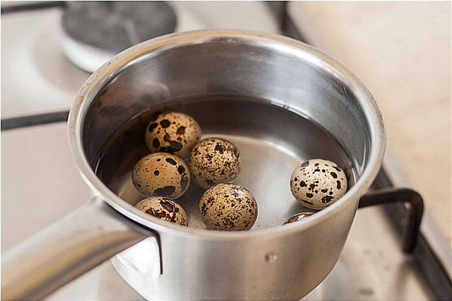 Cách nấu trứng cút lộn cho trẻ