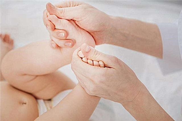 يعاني الطفل من برودة في اليدين والقدمين في درجة الحرارة العادية