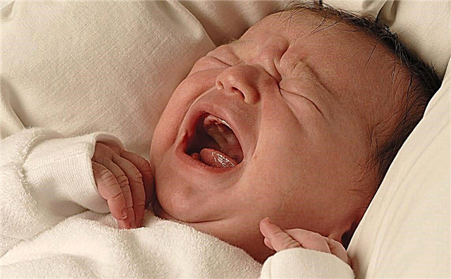 Um recém-nascido não dorme bem - por que um bebê é travesso