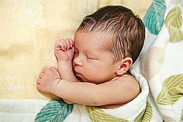 Barnet svetter mye under søvn - hvorfor begynner babyen å svette