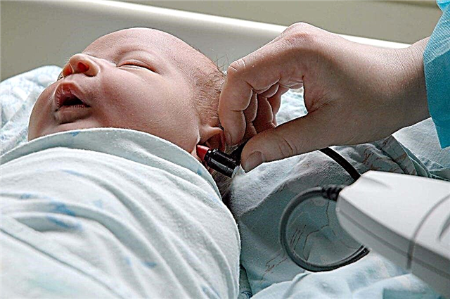 Come i medici controllano l'udito di un bambino in un ospedale per la maternità