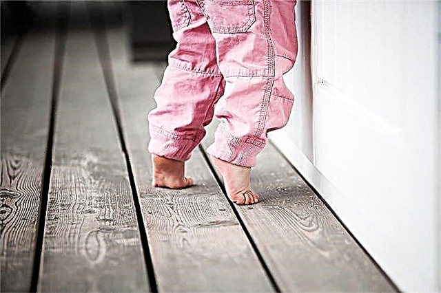 Ένα παιδί περπατά με άκρες το χρόνο - τι να κάνει
