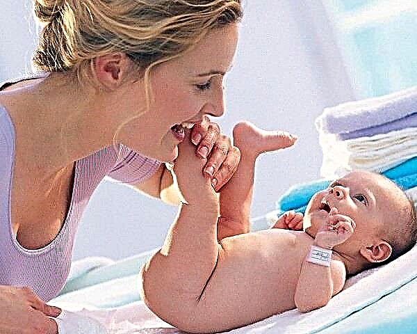Ochtendtoilet van een pasgeborene: welke dagelijkse manipulaties zijn nodig