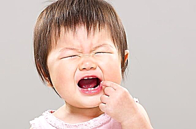 Pourquoi l'enfant a-t-il mal à la langue, la température augmente - que faire