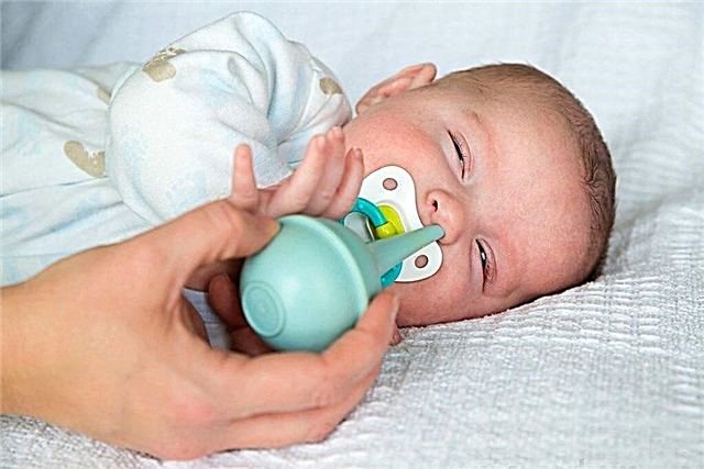 Защо новороденото мрънка, подушва: какво да правя