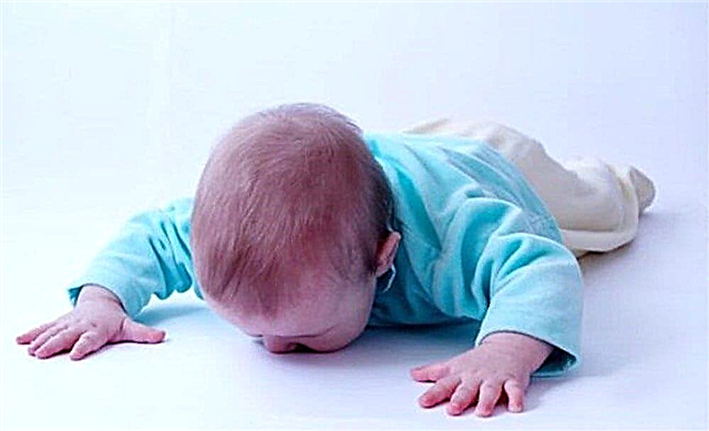 4 formas de evitar que un niño se caiga de la cama o del sofá y que hacer si se cae