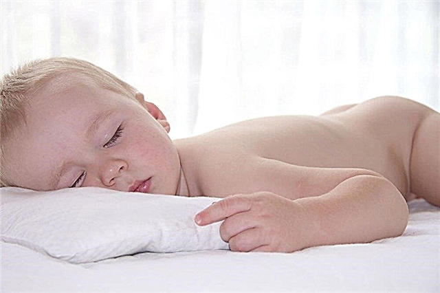 新生児には枕が必要ですか、それを正しく選択する方法は？子供の神経科医は言う