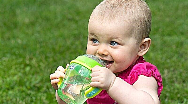 7 werktips van een psycholoog over hoe u uw baby uit de fles kunt spenen