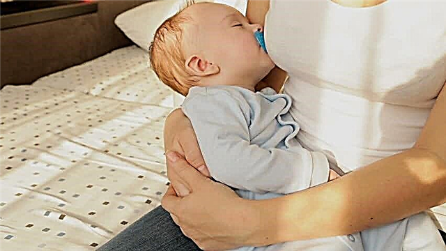 Warum schläft das Kind nur in den Armen seiner Mutter und wie kann diese Situation behoben werden?