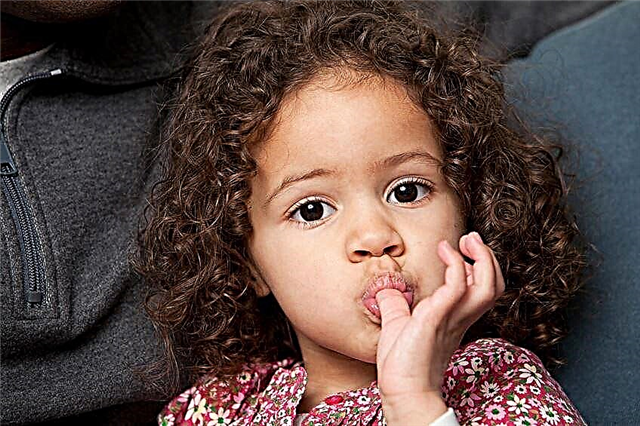 Como desmamar uma criança de chupar o dedo: razões e formas de combater um mau hábito