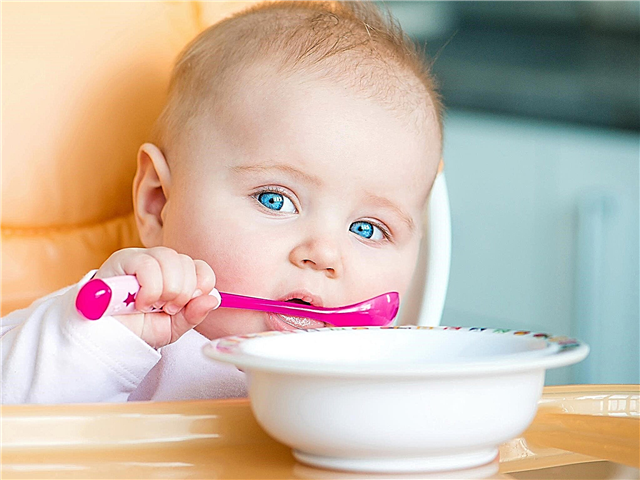 Hvordan lærer jeg et barn at spise med en ske alene?