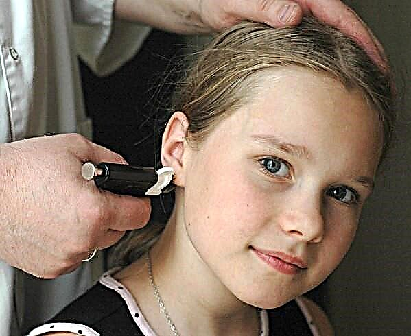 Piercing barnens öron med en pistol
