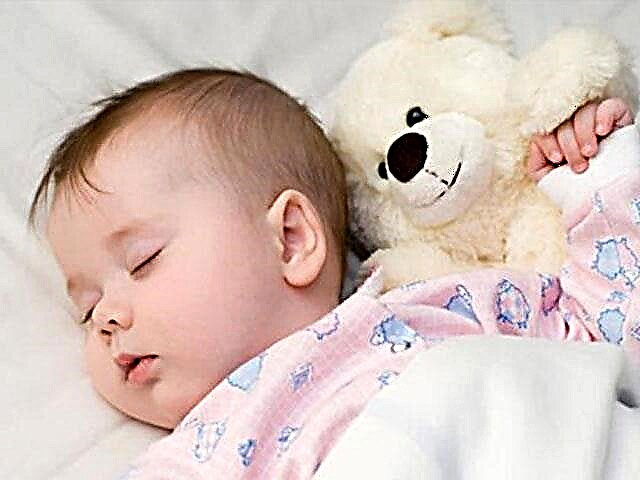 Hvornår begynder babyer at sove hele natten uden at vågne op?