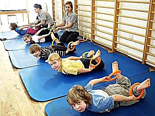 What groups of exercise therapy are there for children and how is the lesson going?