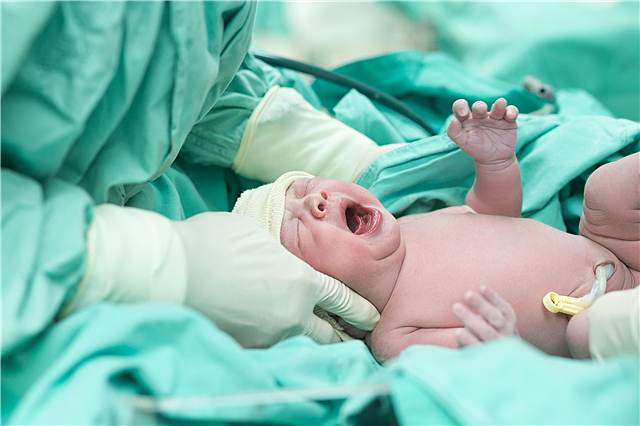 Бебето погълна околоплодната течност: последици за новороденото