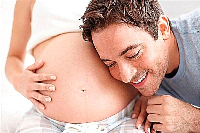 På hvilket tidspunkt begynder en gravid kvinde normalt at føle føtale bevægelser?