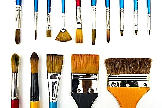 Choosing the right brushes for painting