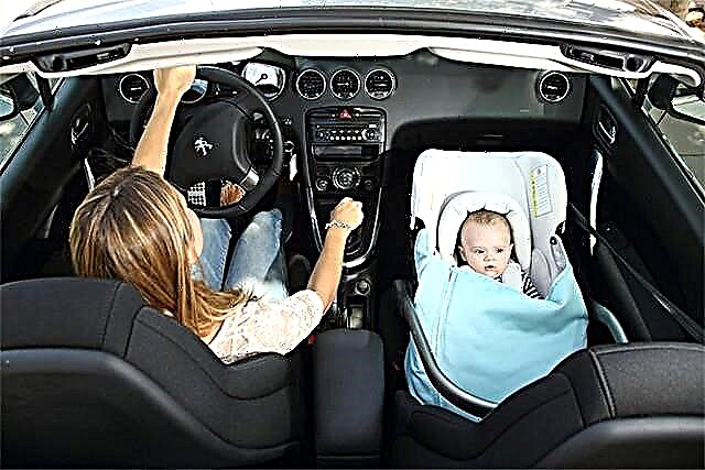 هل يمكن نقل طفلي في مقعد السيارة في المقعد الأمامي؟