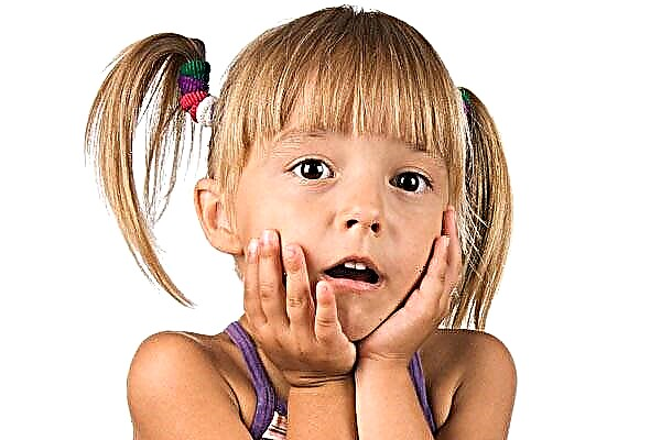 Braune Plakette auf den Zähnen eines Kindes