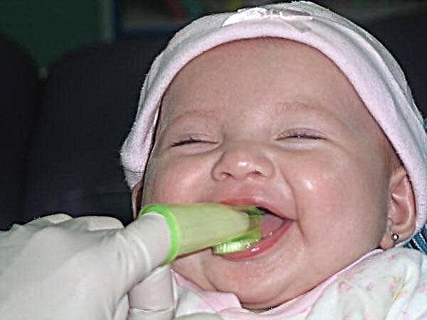 Keltainen plakkia lapsen hampaissa