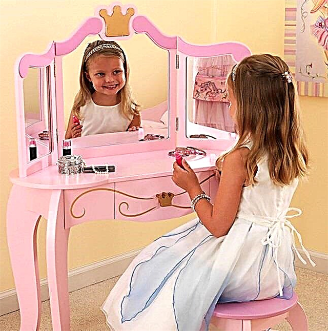 Toalettbord med en spegel för en flicka 