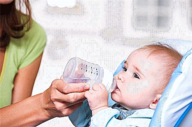 Je nutné (a je to možné) podávat novorozencům vodu během kojení, umělé, smíšené krmení: voda pro škytavku