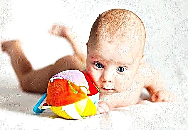 מתי תינוקות מתחילים להשאיר את הראש מוטל על הבטן וזקוף? בגיל 3 חודשים אנחנו לא יכולים להחזיק את הראש טוב. האם כדאי לדאוג?