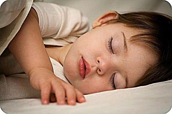 Uma criança em um sonho range os dentes fortemente: doença ou norma?
