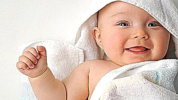 Personlig (intim) hygien hos en nyfödd flicka