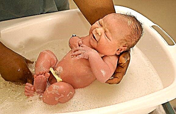 Hoe pasgeboren baby's goed te wassen