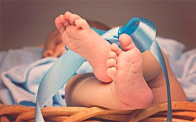 Het dagregime van een pasgeboren baby in de eerste maand