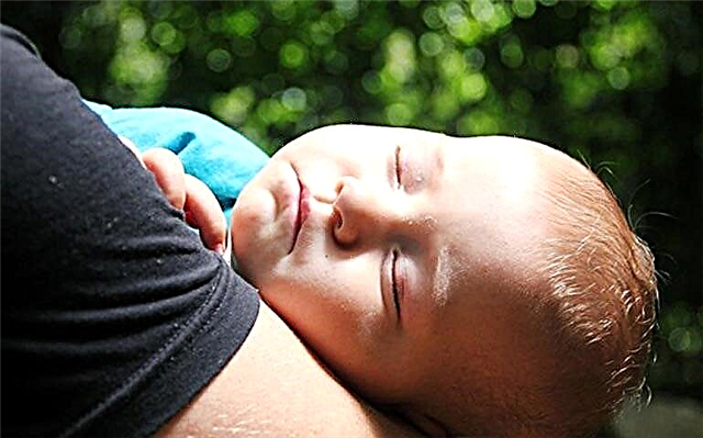 Dítě spí jen v náručí, ale pokud to dáte, probudí se: problém nebo ne