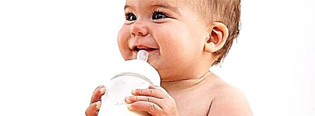 Sådan træner du din baby til amning efter en flaske