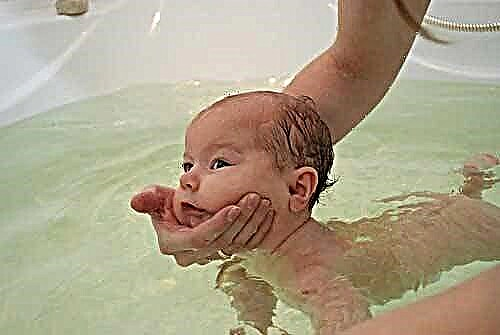 אנו מלמדים תינוקות לשחות ולצלול: איך ומתי להתחיל שיעורים עם ילודים בבית באמבטיה. הרבה הוראות וידאו
