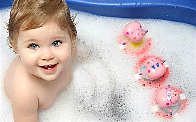 Posso ou não posso dar banho na criança após a vacinação? A opinião de pediatras e mães