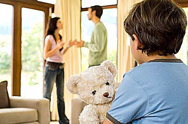 كيف تخبر طفلك بشكل صحيح عن الطلاق: نصيحة من طبيب نفساني