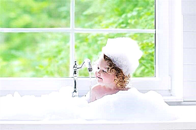 Hoe het hoofd van een kind te wassen zonder tranen en grillen: 11 tips + video-consult