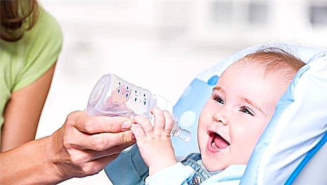 Donner de l'eau au bébé pendant l'allaitement