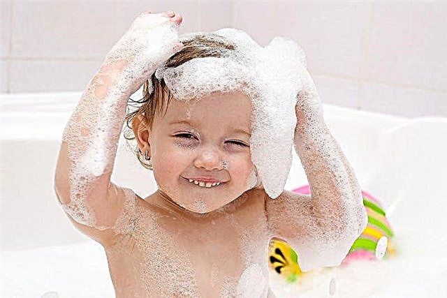 मेरे सिर को खुशी से धोएं: एक बच्चे को आँसू के बिना धोने के लिए 7 अचूक तरीके