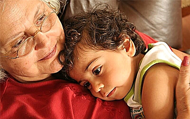 La abuela mima demasiado a sus nietos y les permite todo: qué hacer por los padres