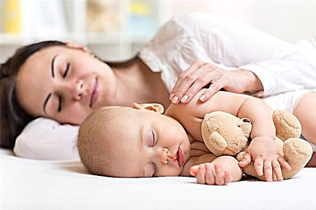 Укладаємо малюка спати: співаємо колискову, заколисує, робимо масаж