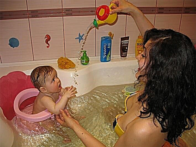 Bathing together with a baby: pros and cons