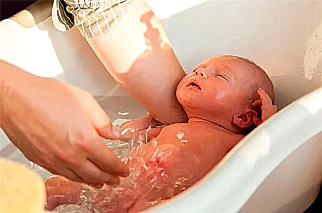 Spiekbriefje voor moeders: 12 regels voor het baden van een pasgeboren baby